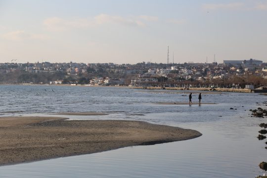 Santorini yanardağı homurdanıp, Ege'de deprem fırtınası yaşanırken, Silivri'de deniz çekildi.